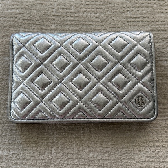 Tory Burch Fleming Medium Metallic Slim Wallet Silver Quilted Leather Wallet - Picture 3 of 17